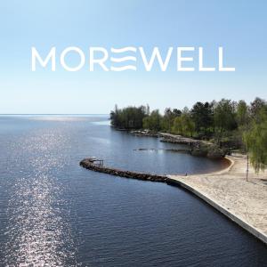 einen Blick auf einen Fluss mit den Worten Morwell in der Unterkunft Morewell in Tolokun