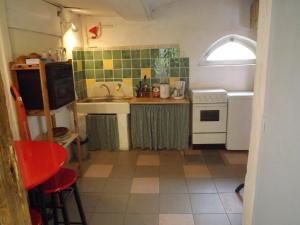 a small kitchen with a sink and a stove at Chambre d'Hôtes Oeuil de Bouc in Madiran