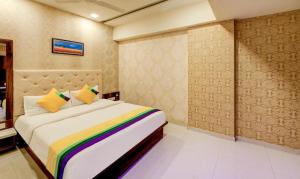 Hotel Landmark inn في أحمد آباد: غرفة نوم مع سرير مزدوج كبير في غرفة