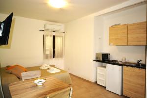 mały apartament z kuchnią i salonem w obiekcie Casa Gli Ulivi w mieście Arzachena