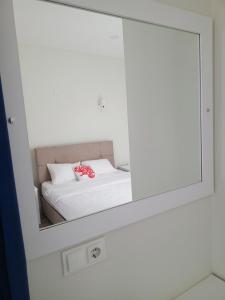 a mirror reflecting a bed in a room at Port Hotel, Tasucu in Silifke