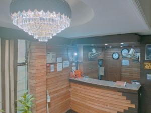 Hotel Maxx في لاكناو: وجود ثريا معلقة فوق بار في مطعم