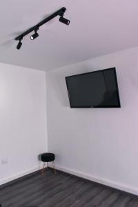 a black chair in a room with a flat screen tv on a wall at Nomad Casa en la mejor ubicación in Hermosillo