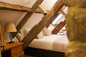 a bedroom with a bed and a window at Kings Arms Hotel in Abergavenny