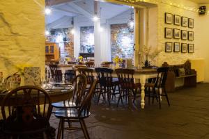 een restaurant met tafels en stoelen in een kamer bij Kings Arms Hotel in Abergavenny