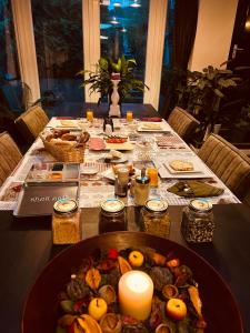 una mesa con una vela y comida en ella en B&B Prachtig Allemachtig en Valkenburg