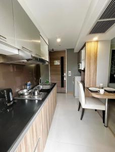 バンコクにあるAspira Suites Sukhumvit 20のキッチン(シンク、カウンタートップ付)