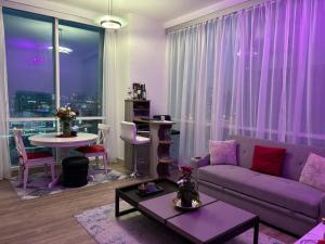 Svetainės erdvė apgyvendinimo įstaigoje Apartment in Al Sufouh 1st - Comfortable Home with 5 iconic views