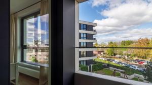 ein Fenster mit Stadtblick in der Unterkunft Family Apartments Portova in Gdynia