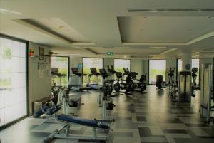 ein Fitnessstudio mit vielen Laufbändern und Maschinen in der Unterkunft Apartment in Al Sufouh 1st - Comfortable Home with 5 iconic views in Dubai