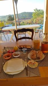 une table recouverte de assiettes de nourriture et de jus d'orange dans l'établissement Belle Suite, à Combaillaux