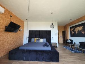 グアダラハラにあるSuite en Tlaquepaque centroのベッドルーム1室(青い大型ベッド1台付)