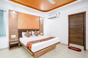 FabHotel Ratna Palace في أحمد آباد: غرفة نوم بسرير في غرفة