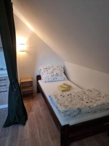 Pohodička pod Verpánem في Batňovice: غرفة نوم صغيرة بها سرير ومصباح