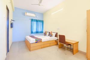Postel nebo postele na pokoji v ubytování FabHotel Akash Executive
