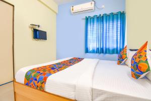 Postel nebo postele na pokoji v ubytování FabHotel Akash Executive