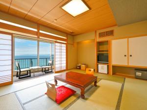 和歌山市にある双子島荘のリビングルーム(テーブル付)が備わり、海の景色を望めます。
