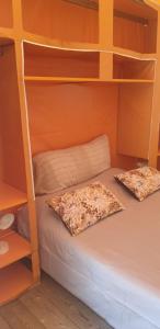 En eller flere senge i et værelse på Tente lodge et logement atypique pour 2 à 6 pers aux Mathes La Palmyre