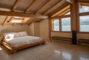 トゥーンにあるLakeside Chalet with Panorama Viewの窓付きの部屋にベッド付きのベッドルーム1室があります。