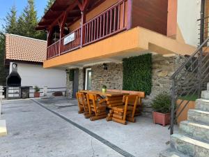 une table et des chaises en bois à l'extérieur d'une maison dans l'établissement Cabana Sky High, à Rânca