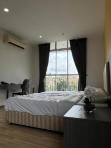 um quarto com uma cama e uma grande janela em Entire Studio in Ayer Keroh em Ayer Keroh
