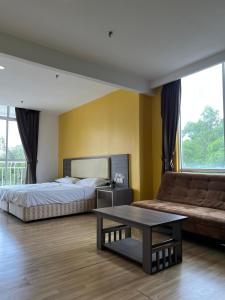 um quarto com uma cama, um sofá e uma mesa em Entire Studio in Ayer Keroh em Ayer Keroh