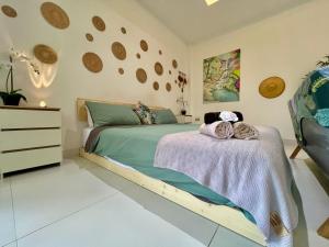 um quarto com uma cama e uma cómoda em Beach Jungle em Ko Chang