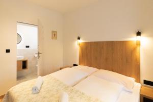 Un pat sau paturi într-o cameră la Villa Viridi +23 fotografii