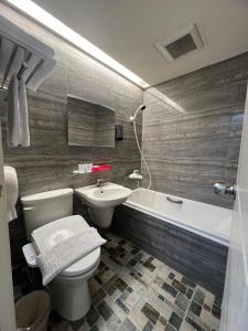 台北的住宿－雅都旅社  ，浴室配有卫生间、盥洗盆和浴缸。