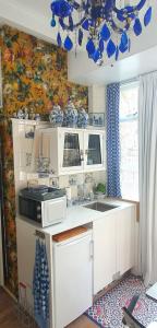 a kitchen with a sink and a microwave at Studio Nieuwland in Alkmaar