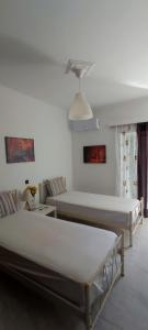 sala de estar con 2 camas y sofá en Top Holidays Apartments en La Canea