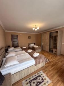 Ένα ή περισσότερα κρεβάτια σε δωμάτιο στο Kazbegi Guide