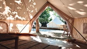 科馬魯加的住宿－HolaCamp Vendrell，帐篷内配有桌椅