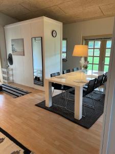- une salle à manger avec une table et des chaises dans l'établissement Skøn lejlighed til 4 personer, à Ansager