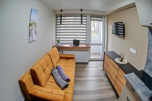 Ruang duduk di COZY VISIT, Studio4 with balcony, 24h Self Chek-in, on the first floor +9 gambar
