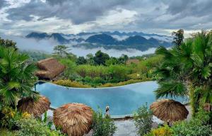 una piscina con vista sulle montagne di Pu Luong Eco Garden a Pu Luong