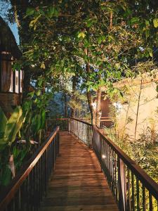 una pasarela de madera que conduce a un árbol en un puente en Pu Luong Eco Garden en Pu Luong