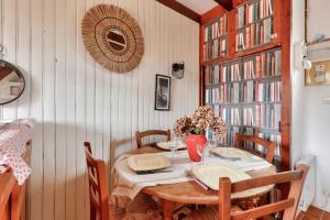 Posezení v ubytování Escapade calme avec piscine à 400m de la plage + 5 fotografií