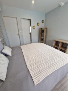 Postel nebo postele na pokoji v ubytování Les Restanques de Camélie