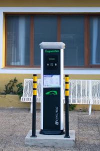 eine Parkuhr, die vor einer Bank sitzt in der Unterkunft HOTEL EL MOLINO DE PANCORBO in Pancorbo