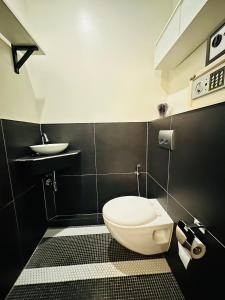 łazienka z toaletą i umywalką w obiekcie Maderla w mieście Bangkok