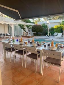 - une table avec de la nourriture sur la terrasse dans l'établissement Chambres d'Hôtes Villa La Louisiane, à Arès