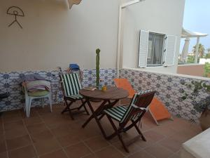 a patio with a table and chairs on a balcony at Vera Natura Apartamento Angela in Playas de Vera