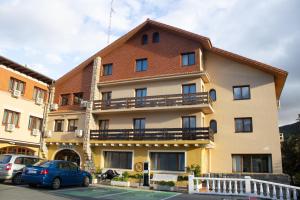 ein Gebäude mit davor geparkten Autos in der Unterkunft HOTEL EL MOLINO DE PANCORBO in Pancorbo