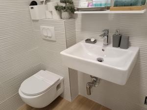 Kúpeľňa v ubytovaní Studio apartman Adris + 25 fotografií