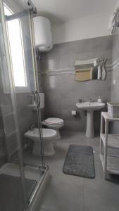 ein Bad mit einer Dusche, einem WC und einem Waschbecken in der Unterkunft YSOR CASA VACANZE in Casalabate