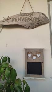 een teken op een muur met harten erop bij YSOR CASA VACANZE in Casalabate