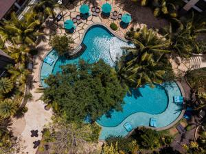 uma vista superior de uma piscina num resort em Royal Tulip Springhill Resort Jimbaran em Jimbaran