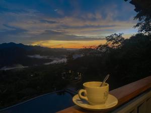 Una taza de café sobre una mesa con vistas en Pu Luong Eco Garden en Pu Luong