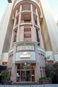 فندق هابي دايز في المنامة: مبنى طويل عليه لافته على الواجهه